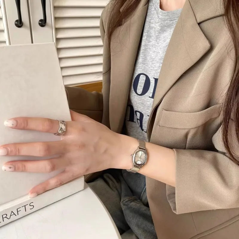 Reloj verde con esfera ovalada - Luxury Watch Girl reseña y precio