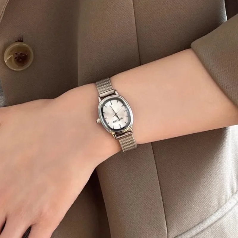 Reloj verde con esfera ovalada - Luxury Watch Girl reseña y precio